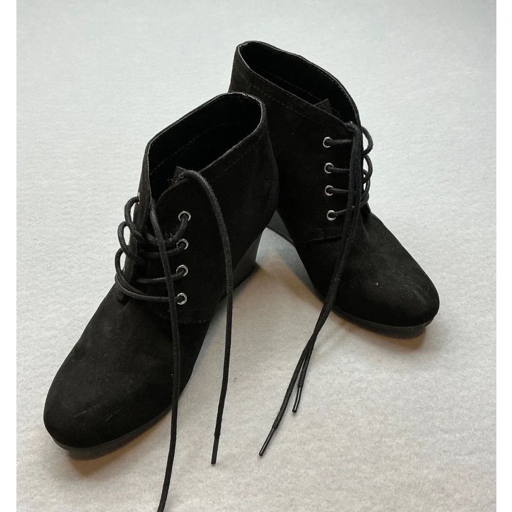 Arizona Lawrence Women Black Lace Up Wedge Booties Size 9M Faux Suede Ankle Boot